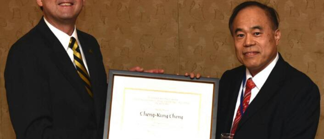 Cheng-Kung Cheng being presented his Distinguished Engineering Alumni Academy recognition